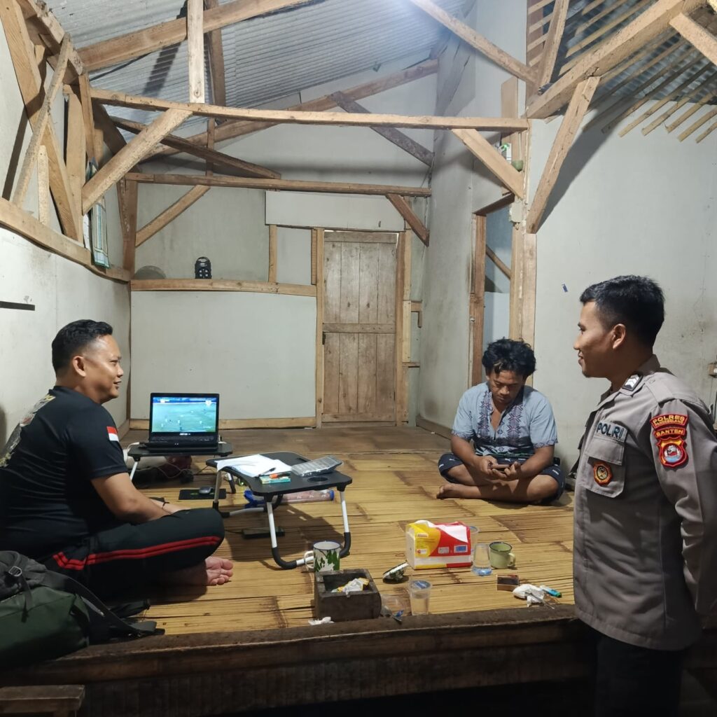 Bhabinkamtibmas Polsek Mandalawangi Giat Kontrol Pos Ronda, Jaga Keamanan Lingkungan 4 IMG 20240811 WA0032