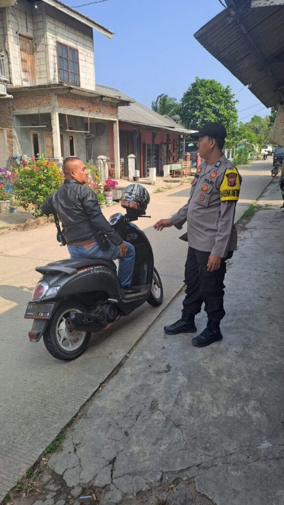 personil Polsek Cikeusik lakukan patroli dialogis di siang hari antisipasi gangguan Kamtibmas 6 IMG 20240813 WA0052