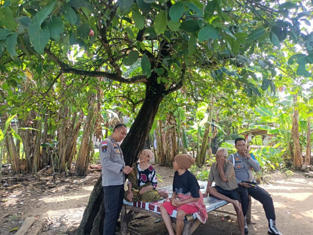 personil Polsek Cikeusik lakukan patroli dialogis di siang hari antisipasi gangguan Kamtibmas 7 IMG 20240813 WA0060