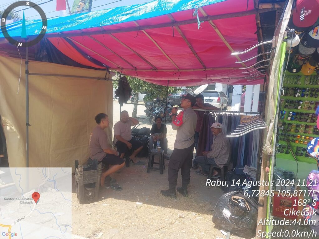 personil Polsek Cikeusik lakukan patroli dialogis di siang hari antisipasi gangguan Kamtibmas 8 IMG 20240814 WA0017