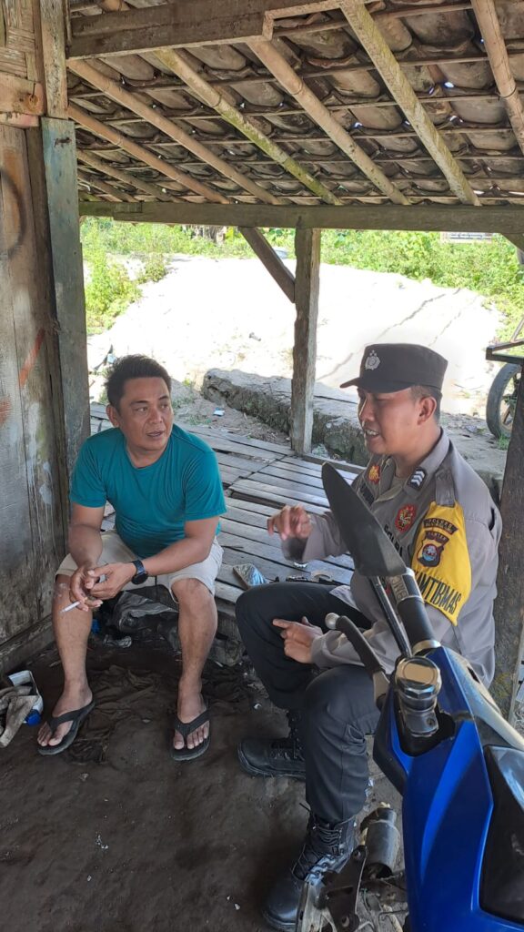 Bhabinkamtibmas Polsek Cikeusik Polres Pandeglang Polda Banten melaksanakan Sambang kepada warga masyarakat desa Curugciung 9 IMG 20240815 WA0020 3