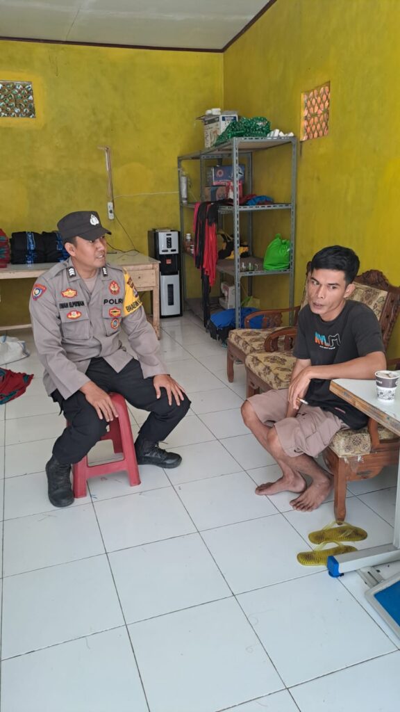 Bhabinkamtibmas Polsek Cikeusik Polres Pandeglang Polda Banten melaksanakan Sambang dan dialogis kepada warga desa binaan 8 IMG 20240815 WA0021 2