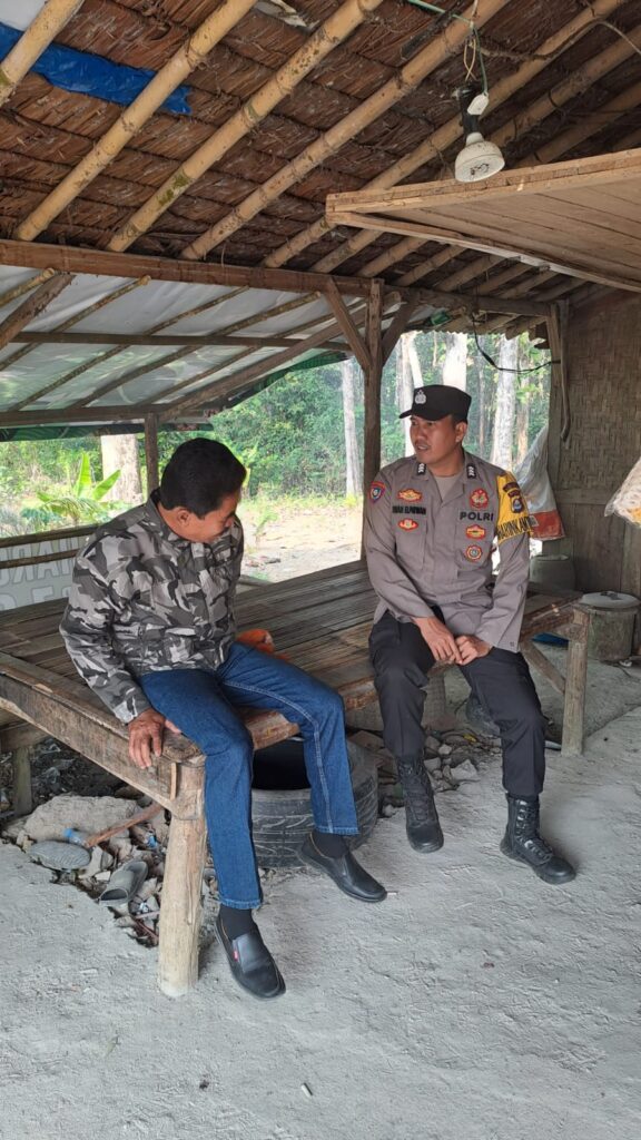 Giat Rutin Bhabinkamtibmas Polsek Cikeusik Polres Pandeglang mendatangi warga desa binaan nya 6 IMG 20240815 WA0023