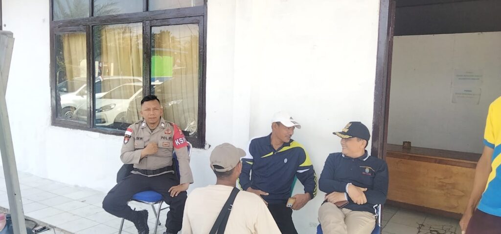 Anggota Polsek Cikeusik Polres Pandeglang Polda Banten lakukan patroli dialogis di siang hari antisipasi gangguan Kamtibmas 2 IMG 20240815 WA0028 4