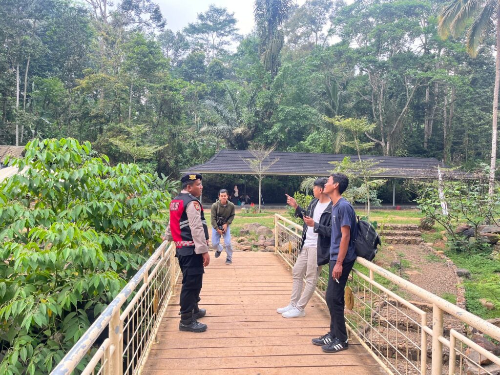 Sat Samapta Polres Pandeglang Gelar Patroli Dialogis di Wisata Curug Goong 9 WhatsApp Image 2024 08 10 at 17.19.56