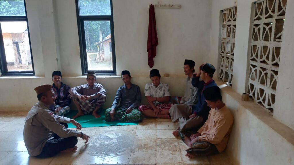 Polsek Carita Sambangi Pondok Pesantren di Desa Cinoyong dan Berdialog dengan Para Santri 4 WhatsApp Image 2024 08 11 at 06.27.37