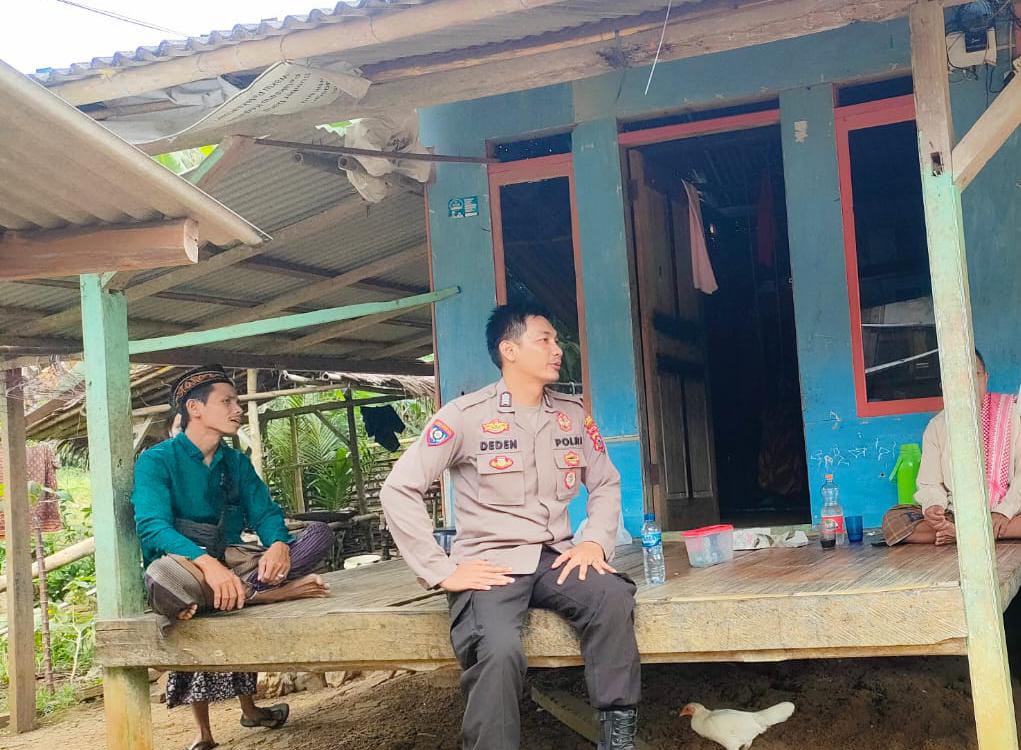 Kanit Binmas Polsek Cibaliung Jalin Silaturahmi dengan Tokoh Masyarakat untuk Ciptakan Kamtibmas Aman dan Nyaman 6 WhatsApp Image 2024 08 11 at 07.57.50