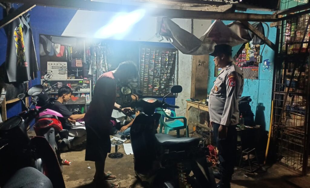 Polsek Bojong Polres Pandeglang Gelar Patroli Malam untuk Antisipasi Kejadian Kriminal di Desa Binaan 7 WhatsApp Image 2024 08 11 at 09.15.54