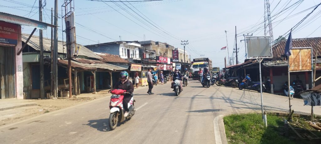 Polsek Bojong Polres Pandeglang Laksanakan Kegiatan Strong Point untuk Ciptakan Kamseltibcar Lantas di Wilayah Hukum Polsek Bojong 8 WhatsApp Image 2024 08 11 at 09.16.04