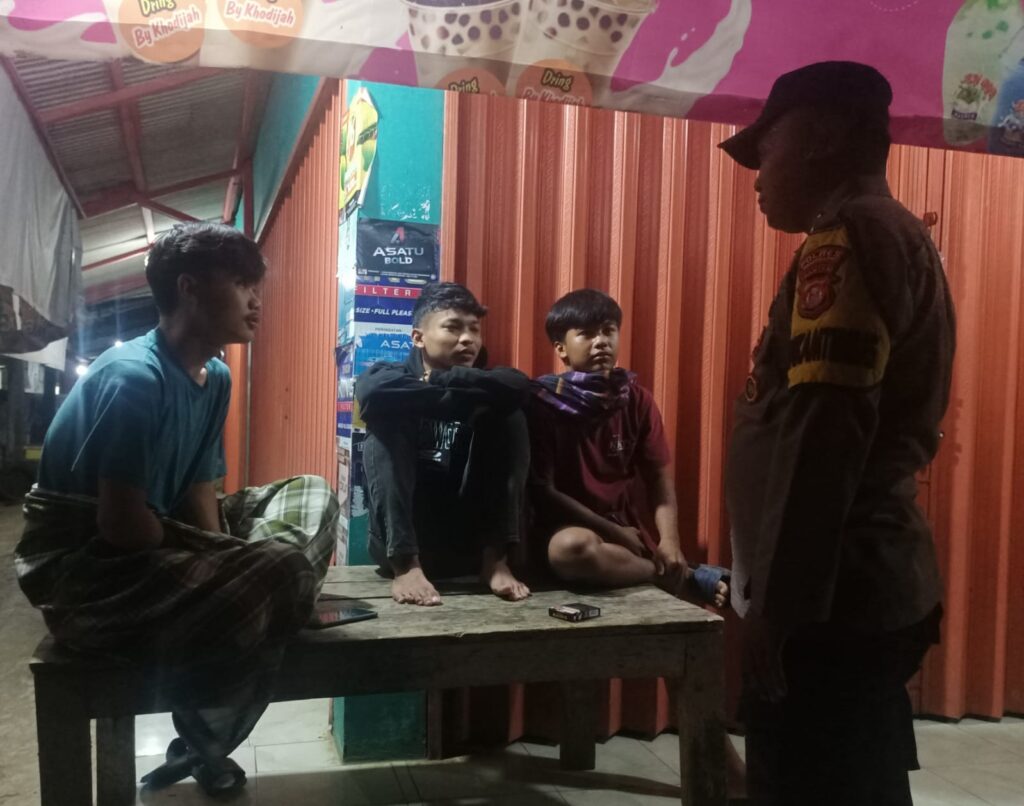 Bhabinkamtibmas Polsek Cimanggu Bripka Ajat Sudrajat Sambangi Remaja yang Sedang Nongkrong 3 WhatsApp Image 2024 08 12 at 00.24.41
