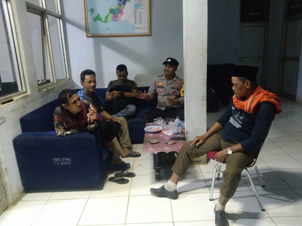 Brigadir Maman Agustina Bhabinkamtibmas Polsek Cimanggu sambang patroli ke kantor kecamatan Cimanggu 4 WhatsApp Image 2024 08 12 at 00.24.58