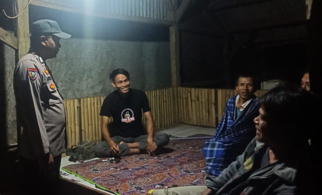 Rutinitas Bhabinkamtibmas Polsek Cimanggu Cek Pos Ronda di Wilayah Binaanya 5 WhatsApp Image 2024 08 12 at 00.25.33