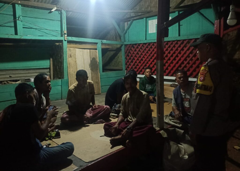 Bhabinkamtibmas Polsek Cimanggu Sambangi Warga yang Sedang Melaksanakan Ronda Malam 9 WhatsApp Image 2024 08 12 at 00.26.40