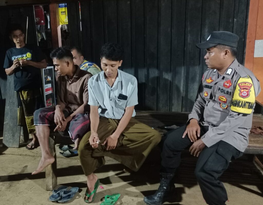 Personil Polsek Cimanggu Patroli di Jam Rawan Antisipasi C3 dan Gangguan Kamtibmas 10 WhatsApp Image 2024 08 12 at 00.26.54