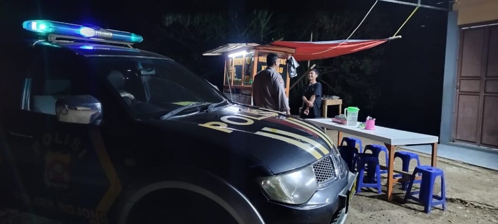 Polsek Bojong Polres Pandeglang Gelar Patroli Malam Dialogis untuk Cegah Kriminalitas 2 WhatsApp Image 2024 08 12 at 08.24.17