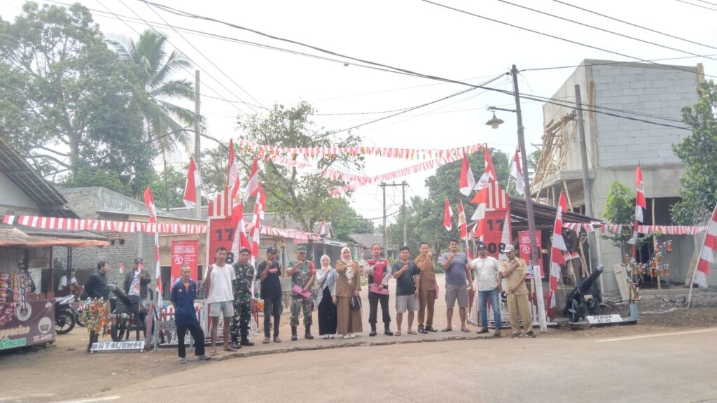 Polsek Bojong Dampingi Tim Penilai dalam Lomba Menghias Gapura di Kecamatan Bojong 2 WhatsApp Image 2024 08 12 at 11.18.30