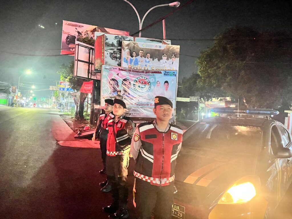Kasat Samapta Polres Pandeglang Pimpin Patroli Malam di Persimpangan Cipacung 3 WhatsApp Image 2024 08 14 at 05.46.20 1
