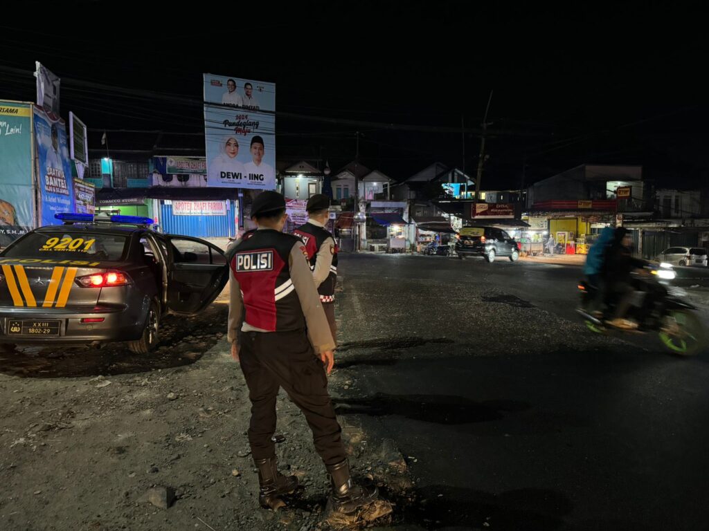 Amankan Malam Akhir Pekan, Sat Samapta Polres Pandeglang Gelar Blue Light Patrol di Wilayah Hukum Polres Pandeglang 10 WhatsApp Image 2024 08 18 at 04.56.47