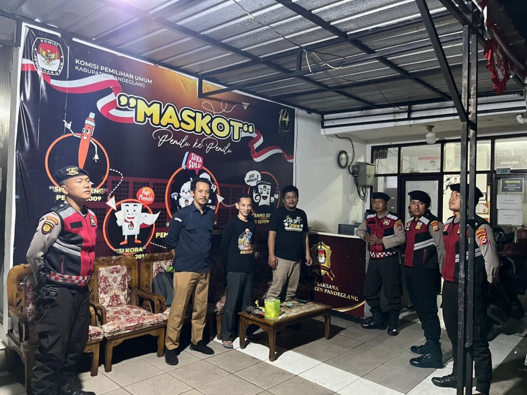 Sat Samapta Polres Pandeglang Gelar Patroli Dialogis Malam Hari di Kantor KPU Pandeglang 6 WhatsApp Image 2024 08 19 at 05.59.47