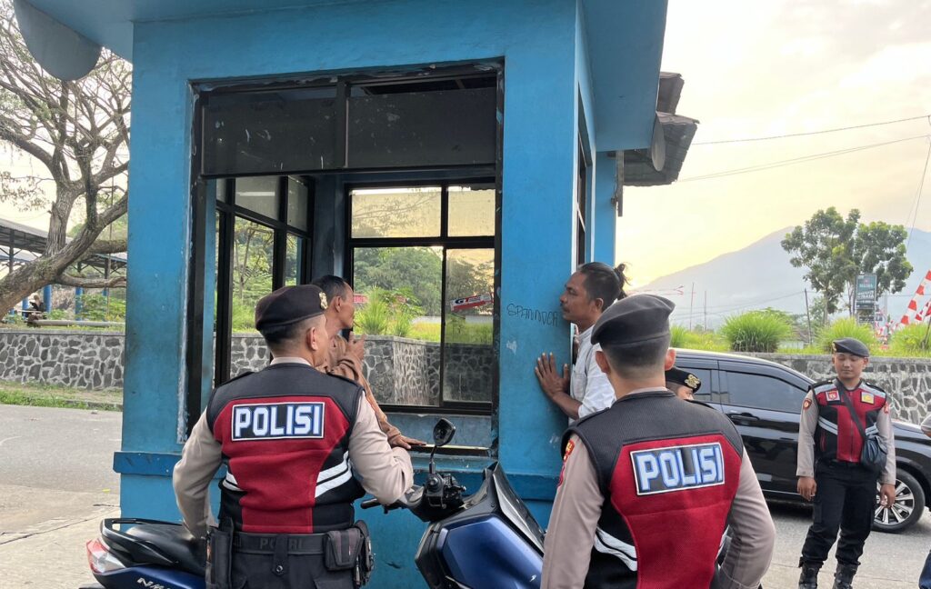 Sat Samapta Polres Pandeglang Gelar Patroli Dialogis di Terminal Kadubanen, Ciptakan Keamanan dari Aksi Premanisme 4 WhatsApp Image 2024 08 19 at 17.37.00 1