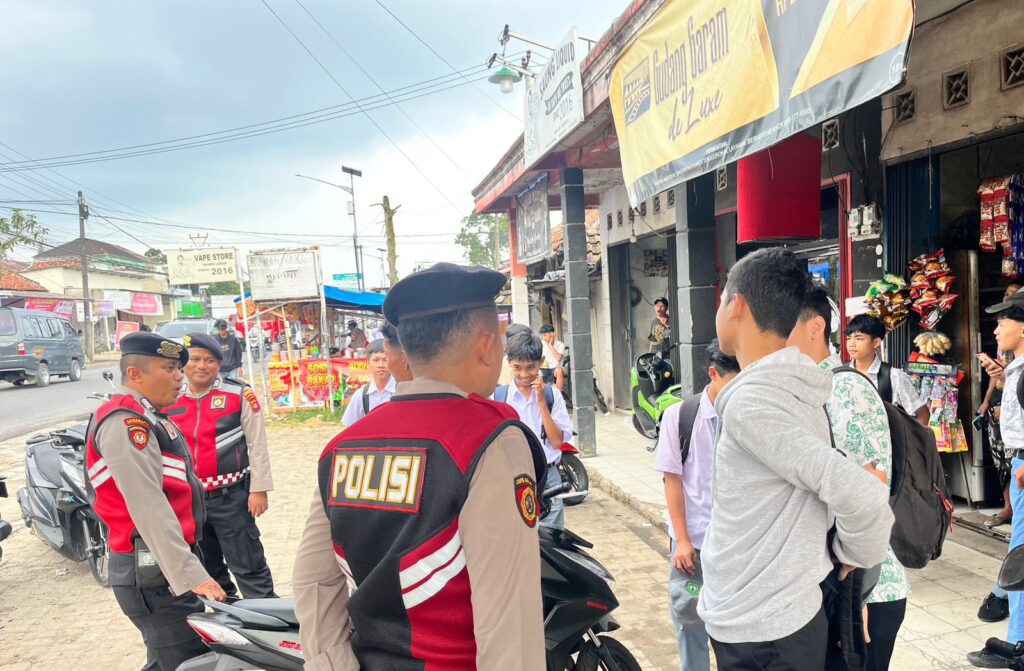 Sat Samapta Polres Pandeglang Cegah Tawuran Antar Pelajar dengan Patroli Dialogis 3 WhatsApp Image 2024 08 19 at 17.37.01