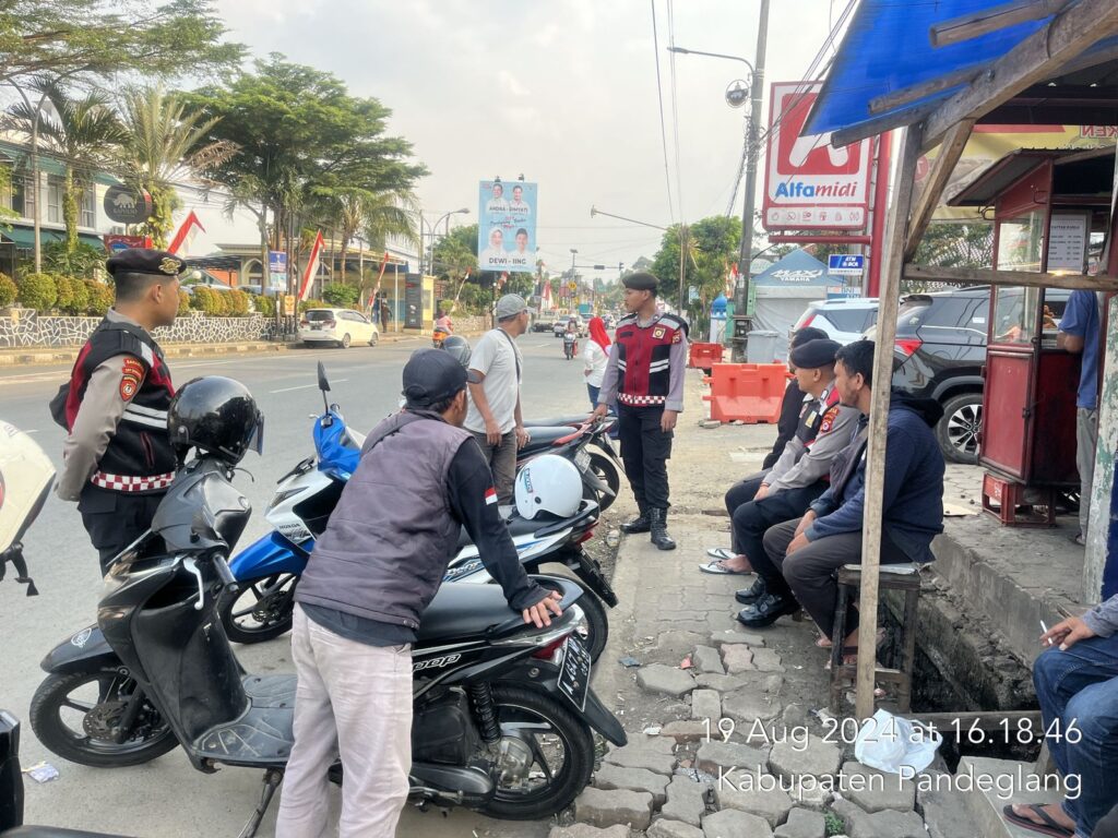 Sat Samapta Polres Pandeglang Gelar Patroli Jalan Kaki di Persimpangan Cigadung, Sambangi Tukang Ojek dan Serap Aspirasi 2 WhatsApp Image 2024 08 19 at 17.59.55