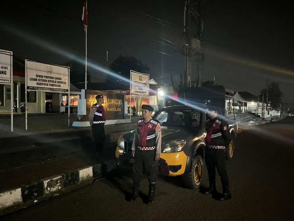 Sat Samapta Polres Pandeglang Gelar Patroli Malam Dialogis di Gedung Juang 45 untuk Antisipasi Penyakit Masyarakat 7 WhatsApp Image 2024 08 28 at 05.51.24 1