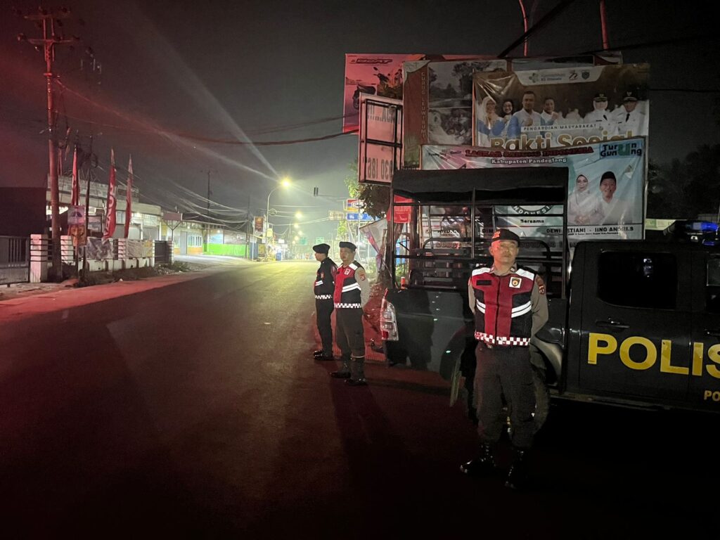 Sat Samapta Polres Pandeglang Gelar Pengaturan Lalu Lintas Malam Hari di Pertigaan Cipacung 8 WhatsApp Image 2024 08 28 at 05.51.24