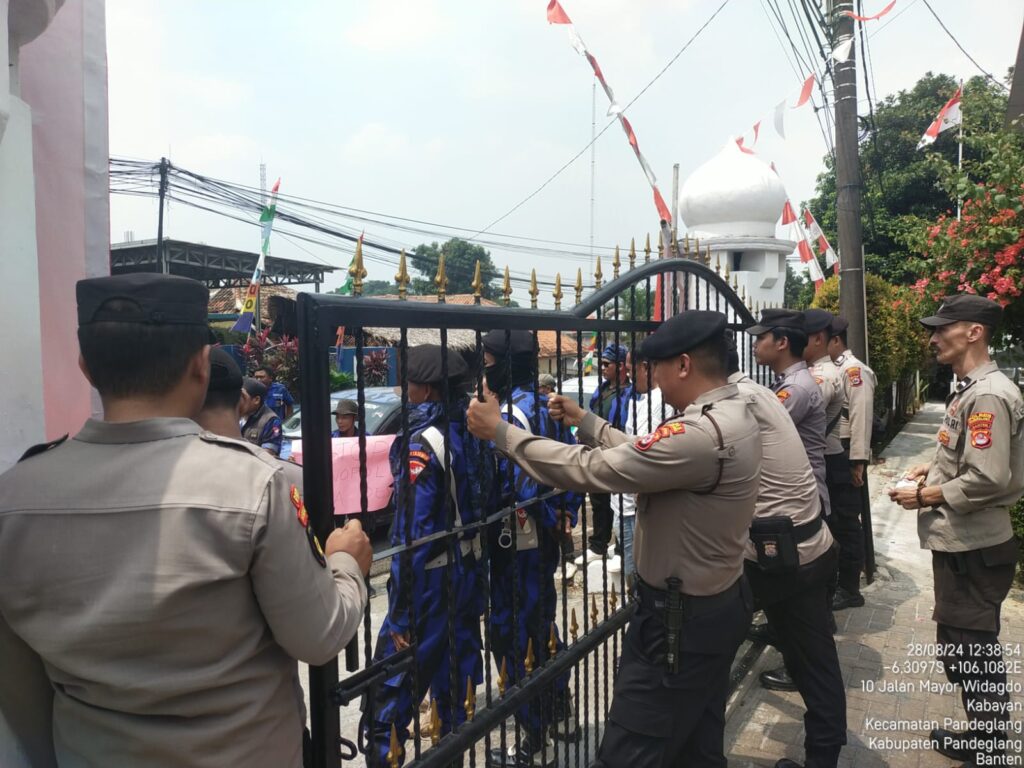 Sat Samapta Polres Pandeglang Amankan Unjuk Rasa DPD BADAK Banten di Kantor DPUPR 6 WhatsApp Image 2024 08 28 at 15.42.10