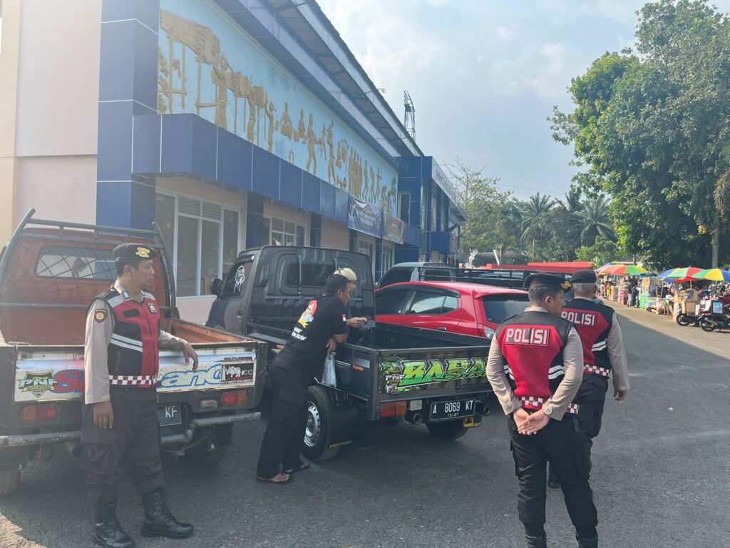 Sat Samapta Polres Pandeglang Gelar Patroli Dialogis di Seputaran Stadion Badak untuk Cegah Penyakit Masyarakat 5 WhatsApp Image 2024 08 30 at 15.58.08 1