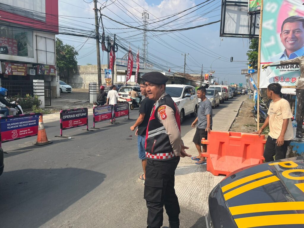 Sat Samapta Polres Pandeglang Pantau Arus Lalu Lintas di Pertigaan Cipacung untuk Pertahankan Kelancaran 6 WhatsApp Image 2024 08 30 at 15.58.08