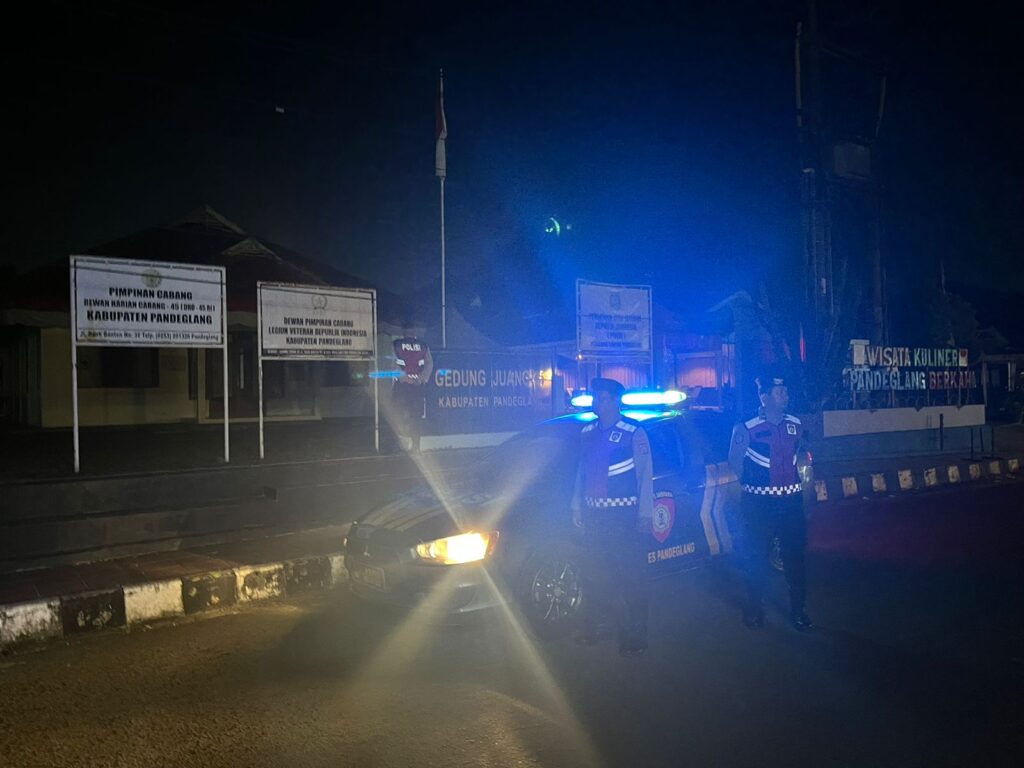 Sat Samapta Polres Pandeglang Laksanakan Blue Light Patrol untuk Kenyamanan Masyarakat saat Jam Istirahat 1 WhatsApp Image 2024 08 31 at 04.28.56 2
