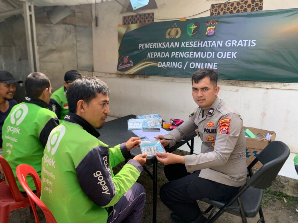 HUT Bhayangkara ke-79, Sidokkes Polres Pandeglang Gelar Pemeriksaan Kesehatan Gratis untuk Pengemudi Ojek Daring 4 WhatsApp Image 2025 06 16 at 14.06.40