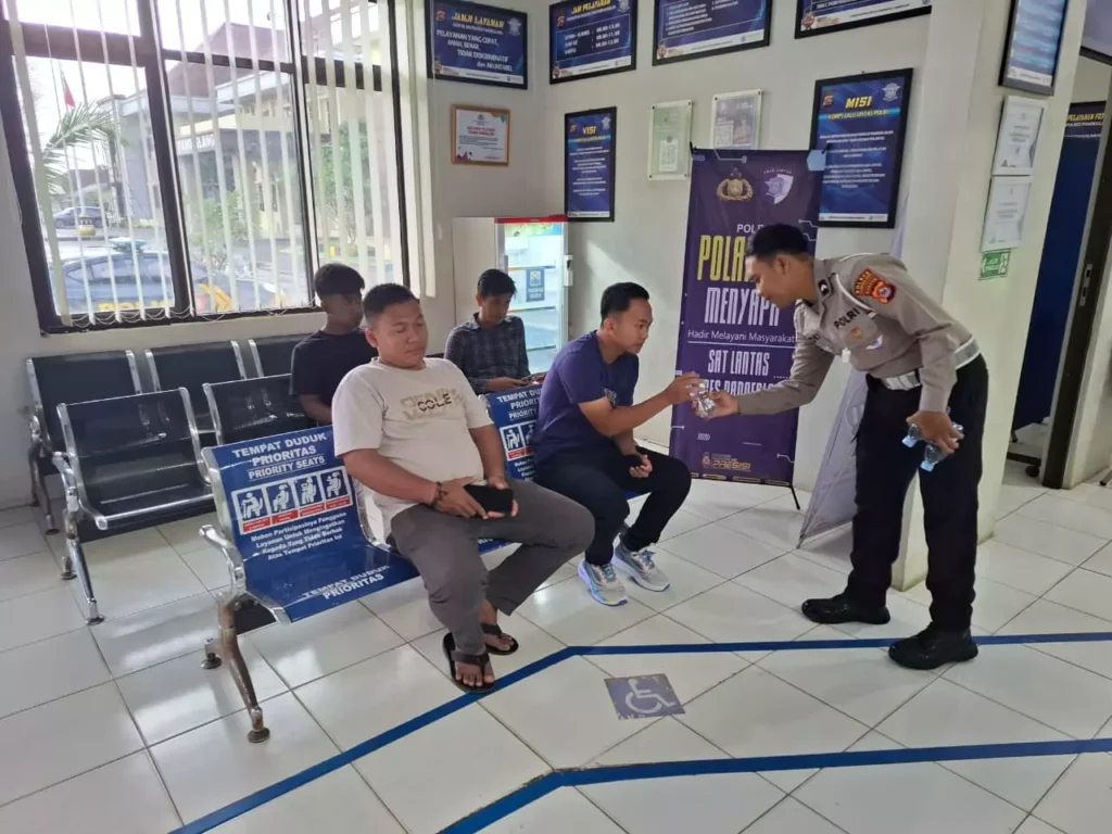 Satlantas Polres Pandeglang Gelar “Polantas Menyapa”, Wujudkan Pelayanan Prima untuk Pemohon SIM 9 MConverter.eu WhatsApp Image 2025 10 16 at 08.30.29