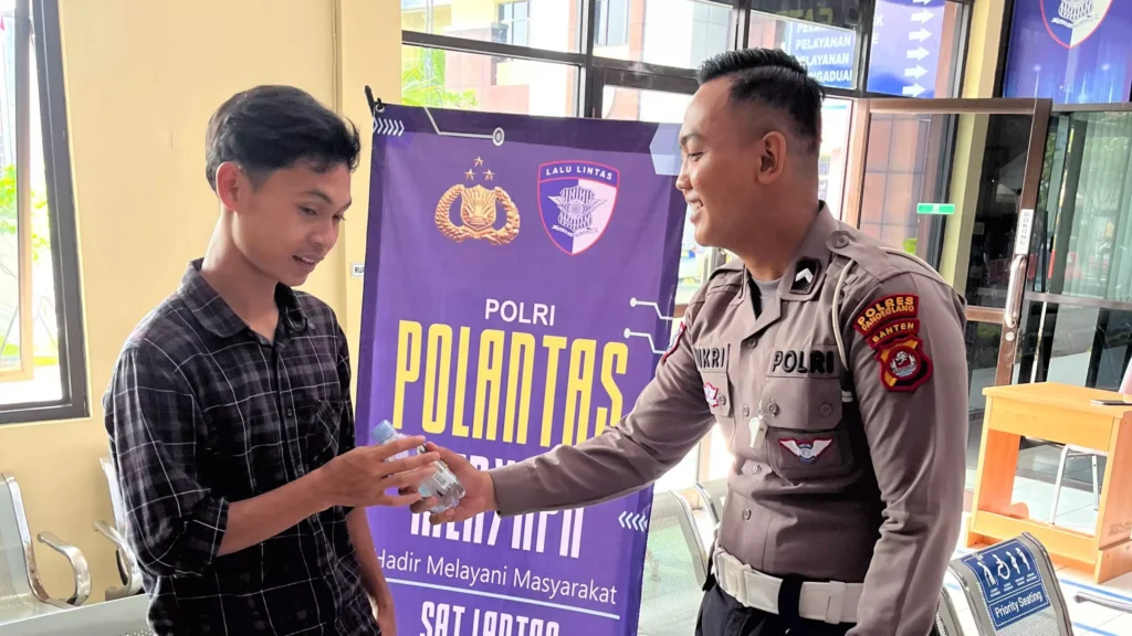 Satlantas Polres Pandeglang Laksanakan Kegiatan “Polantas Menyapa” di Satpas Polres Pandeglang 5 MConverter.eu WhatsApp Image 2025 10 21 at 09.09.26 scaled