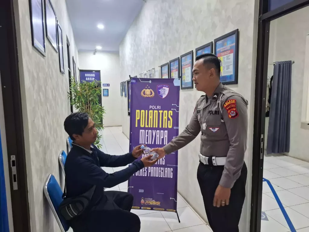 Satlantas Polres Pandeglang Gelar Kegiatan “Polantas Menyapa” Kepada Pemohon SIM 2 MConverter.eu WhatsApp Image 2025 10 24 at 08.33.34