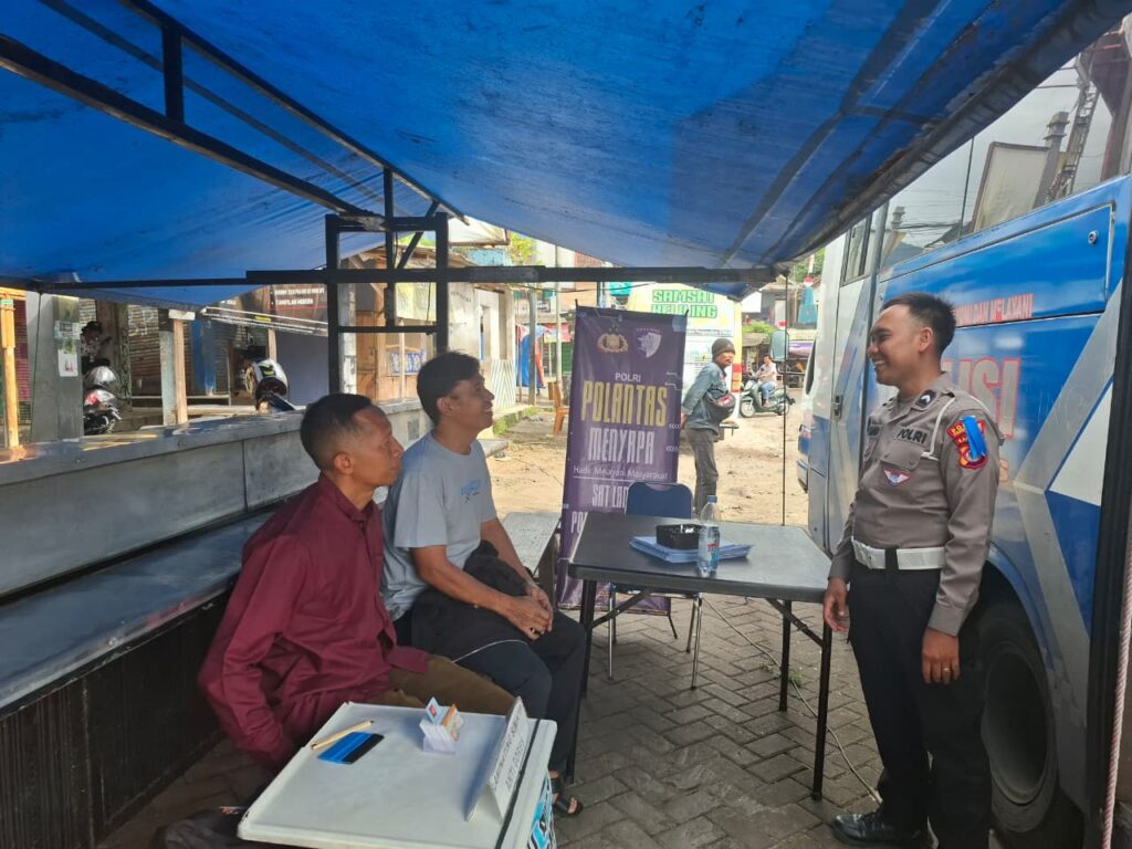 Satlantas Polres Pandeglang Laksanakan Program “Polantas Menyapa” dengan Coaching Clinic bagi Pemohon SIM di Pelayanan SIM Keliling 1 WhatsApp Image 2025 11 29 at 09.54.42