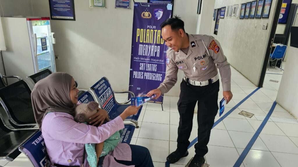 Satlantas Polres Pandeglang Gelar Program “Polantas Menyapa” Berikan Pelayanan Prima kepada Pemohon SIM 9 WhatsApp Image 2026 01 26 at 08.57.14