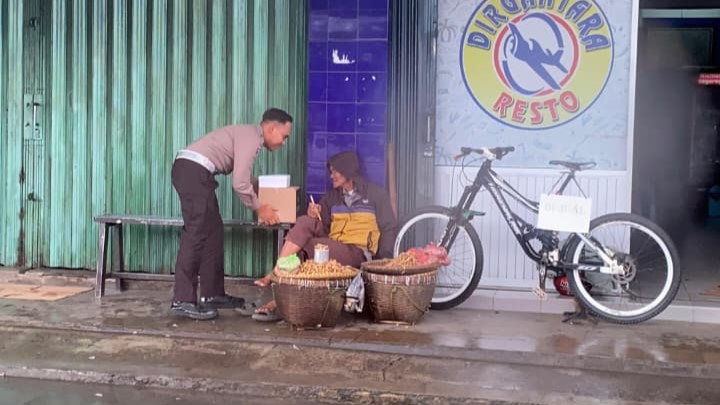 Satlantas Polres Pandeglang Laksanakan Jumat Berkah Melalui Program Polantas Menyapa 5 WhatsApp Image 2026 01 30 at 09.28.38