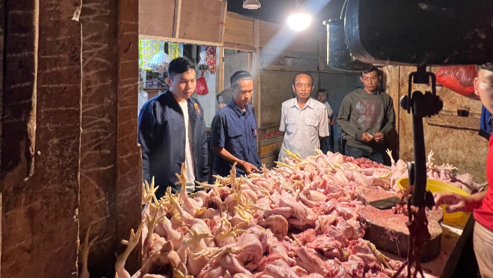 Satreskrim Polres Pandeglang Lakukan Pengecekan Harga Sembako di Pasar Badak Jelang Idul Fitri 1447 H 5 IMG 20260224 115631