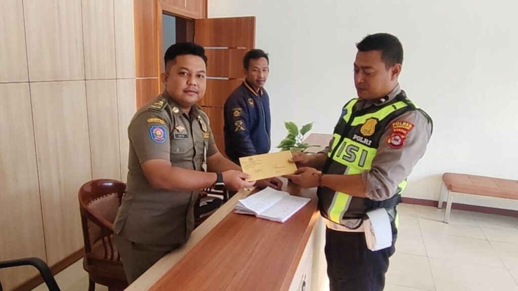 Perkuat Sinergitas Lintas Sektor, Satlantas Polres Pandeglang Distribusikan Surat Pemberitahuan Operasi Keselamatan 2026 4 WhatsApp Image 2026 01 31 at 12.49.03