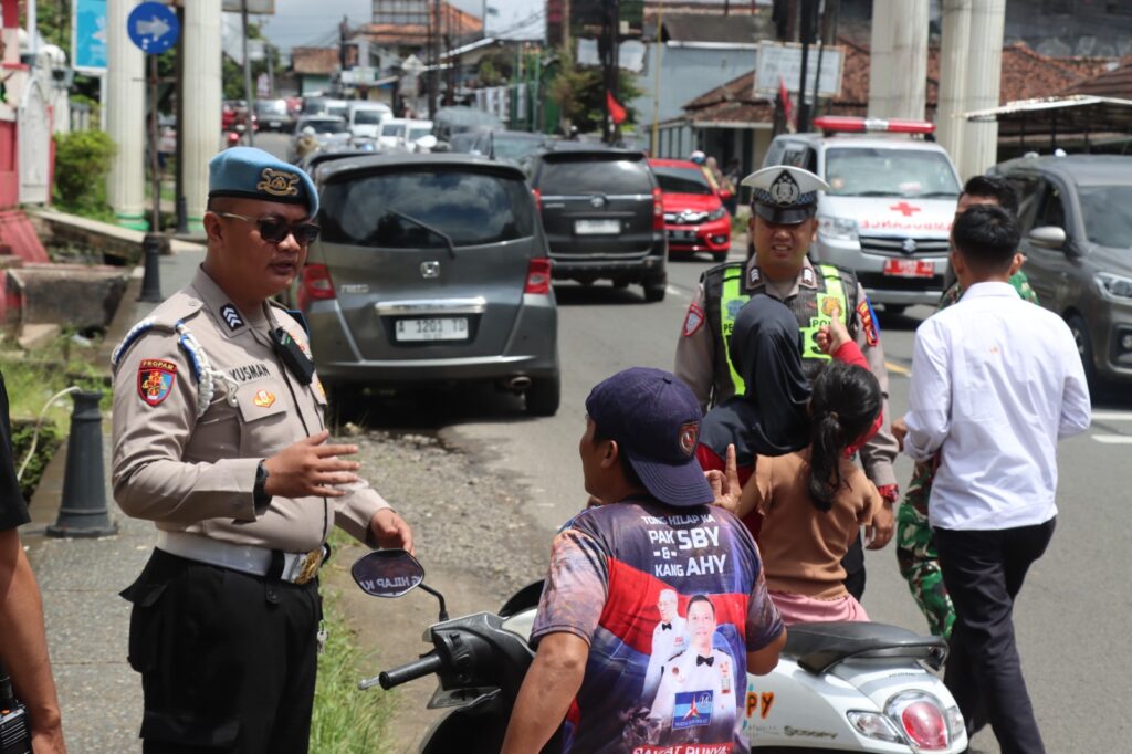 Hari Pertama Operasi Keselamatan, Satlantas Polres Pandeglang Tertibkan Pengendara di Jalan Raya 1 WhatsApp Image 2026 02 02 at 11.53.32