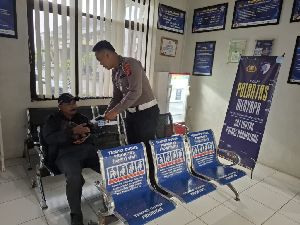 Polantas Menyapa! Satlantas Polres Pandeglang Berikan Pelayanan Prima kepada Pemohon SIM 8 WhatsApp Image 2026 02 21 at 09.40.06