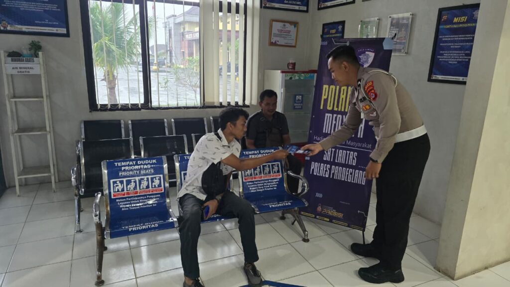 Humanis dan Edukatif, Satlantas Polres Pandeglang Gelar Program Polantas Menyapa di Satpas SIM 7 WhatsApp Image 2026 02 23 at 09.47.26