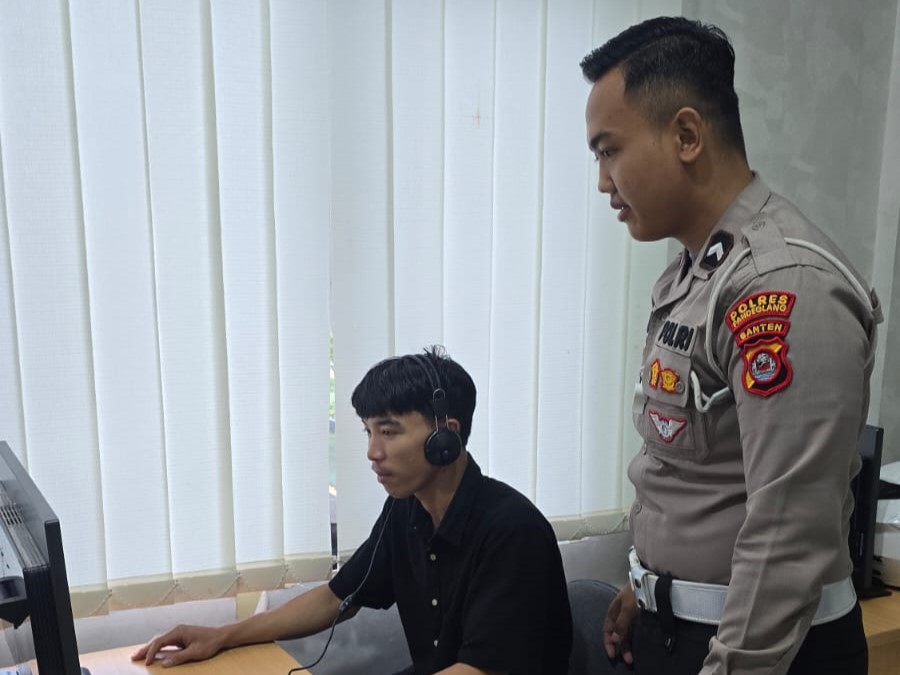 Satlantas Polres Pandeglang Gelar Program “Polantas Menyapa” Selama Ramadan, Berikan Pelayanan Prima kepada Pemohon SIM 3 WhatsApp Image 2026 02 25 at 10.11.56