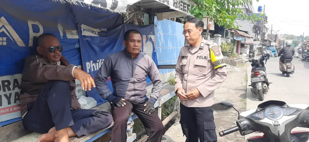 Dekat dengan Masyarakat, Bhabinkamtibmas Polsek Pandeglang Sambangi Pengemudi Ojek di Pasar Badak dan Sampaikan Pesan Kamtibmas 9 MConverter.eu WhatsApp Image 2026 06 05 at 14.16.35
