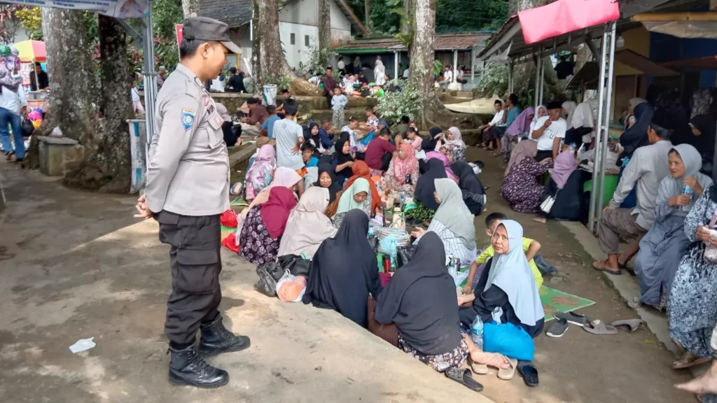 Hadir di Tengah Masyarakat, Bhabinkamtibmas Polsek Mandalawangi Perkuat Keamanan melalui Sambang dan Patroli di Destinasi Wisata Religi 8 MConverter.eu WhatsApp Image 2026 06 07 at 23.01.04